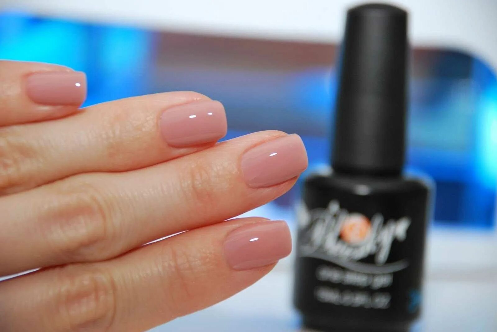 Основа натуральных лаков. Телесный лак. Основа натуральных лаков. Лак эсси нюдовые оттенки. Ногти ближе к натуральному.