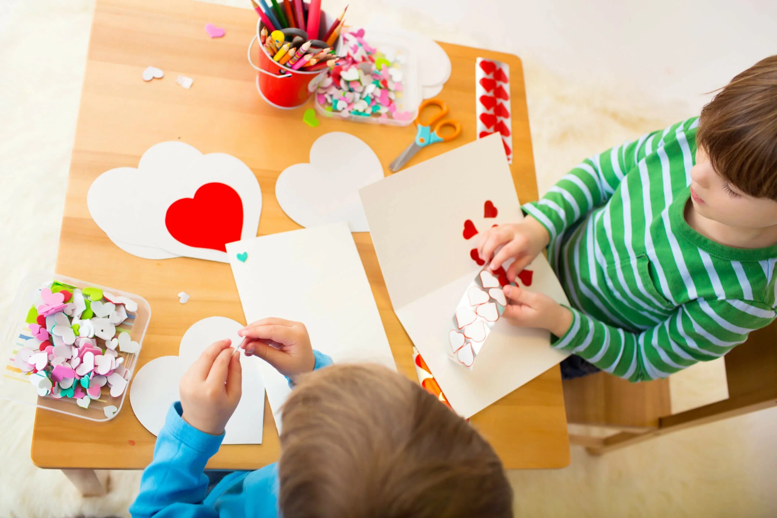 Playing paper. Подарок маме. Masterim s detimi. Подарок маме для детей. Поделки для детей.