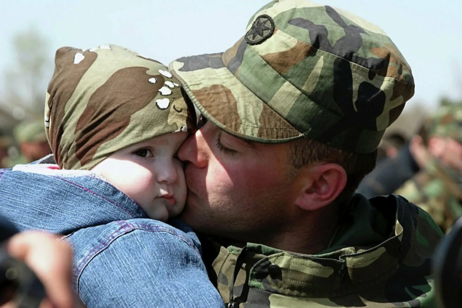 Семье защитника родины. Военный с ребенком. Солдат с ребенком. Российский солдат с ребенком. Солдат обнимает ребенка.