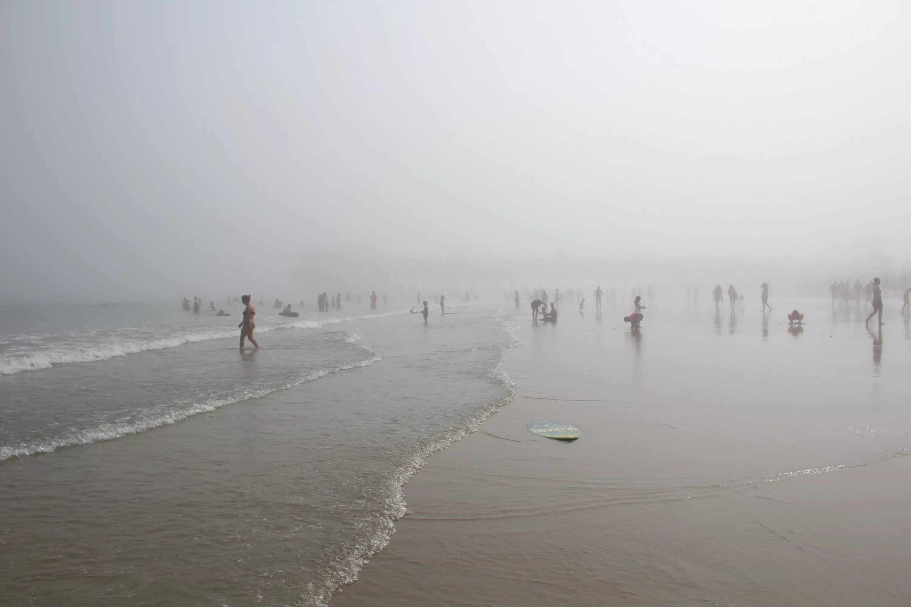 Дождь на море. Море в тумане. Дождь на пляже. Осадки в море.