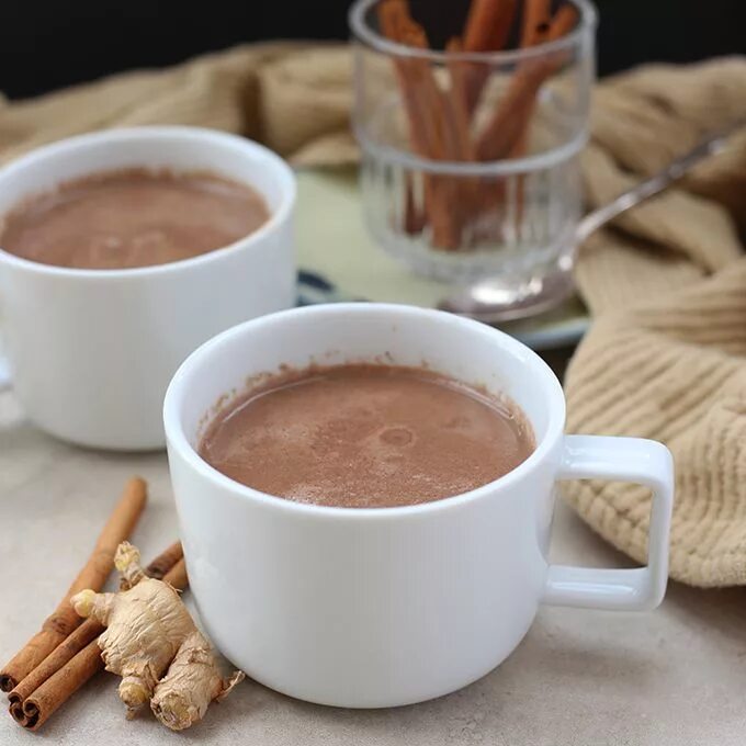 Какао фото. Горячий шоколад Cacao. Пряный горячий шоколад. Какао напиток. Горячий шоколад напиток.