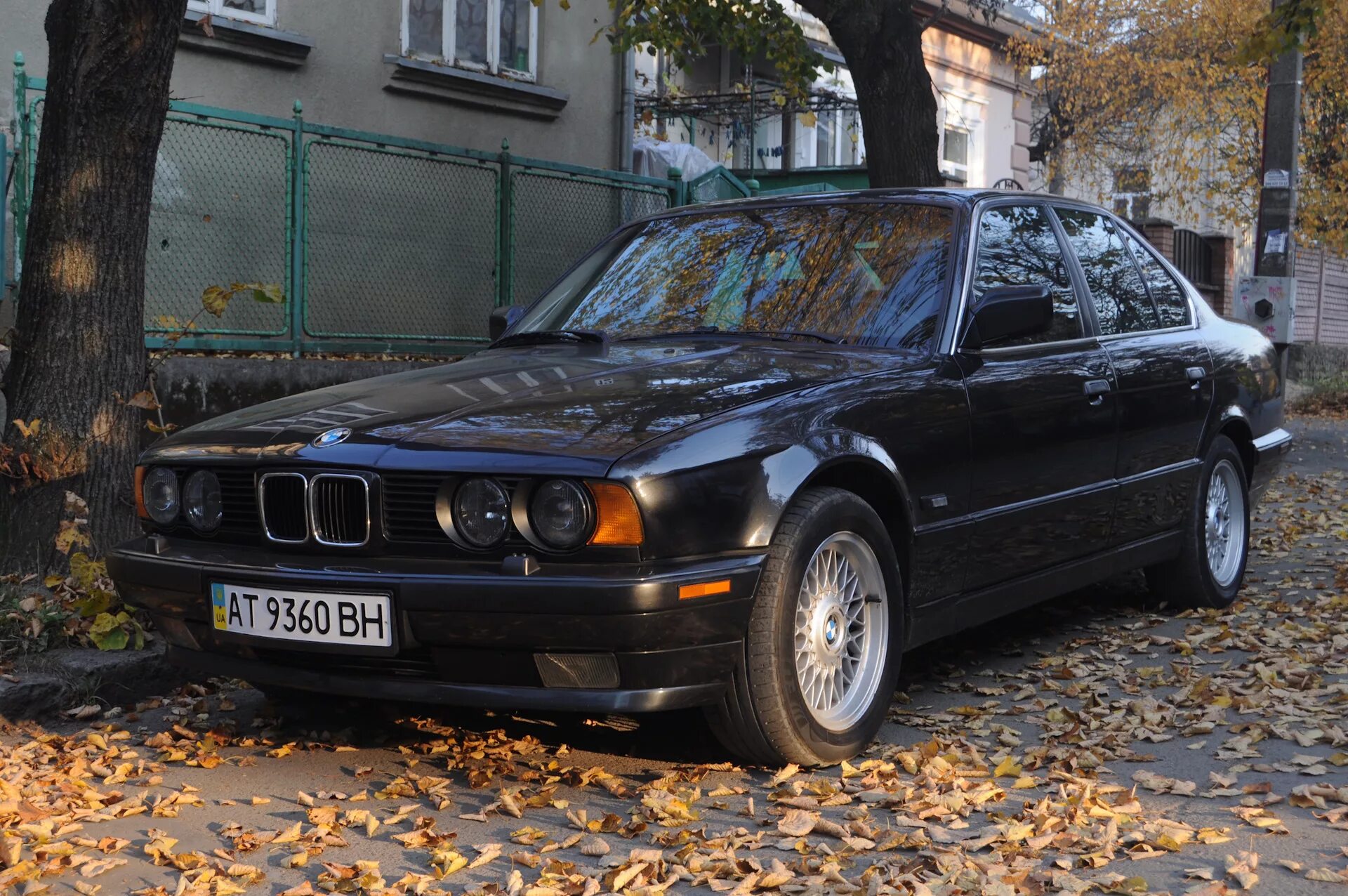 Бмв е34 и мерседес 124. Bmw e34 mercedes w124. Mercedes benz 190e. Bmw e30 vs mercedes 190. Бмв e34 и 124.