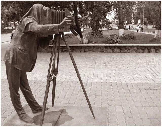 Первая кинокамера братьев люмьер. Фотокамера 19 века. Чарли чаплин на съемках. Blackmagic ursa 2014. Старый фотограф.