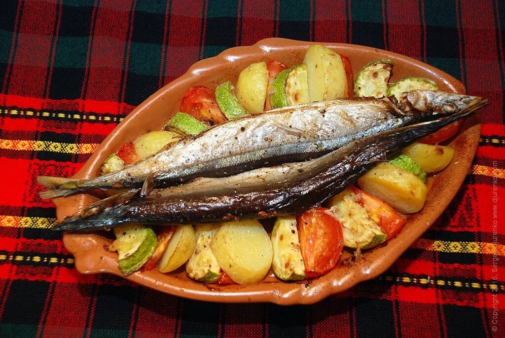 Лакедра копченая. Лакедра рыба копченая. Рыба с овощами в духовке. Самая вкусная рыба для запекания.