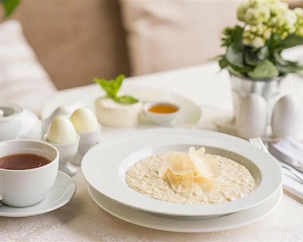 Гречка и кофе. Чай после каши. Каша с печеньем на завтрак. Каша на завтрак. Овсяная каша и кофе.