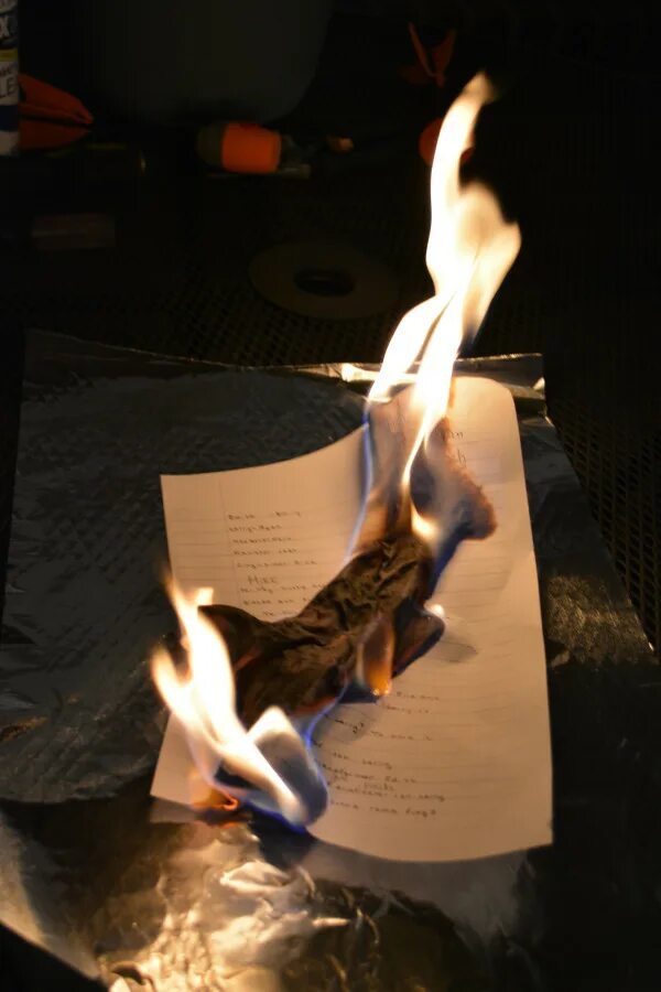 Песня рукописи не горят король и шут. Рукописи в огне. Рукописи горят. Горящий конверт. Рукописи не горят.