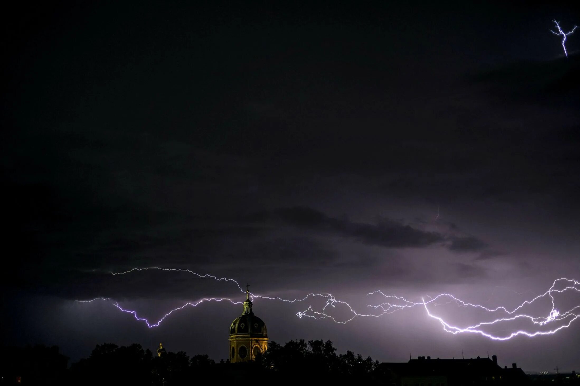 Будет ли ночью гроза. Молния в Церковь. Храм гроза. Гроза над городом. Гроза над Церковью.