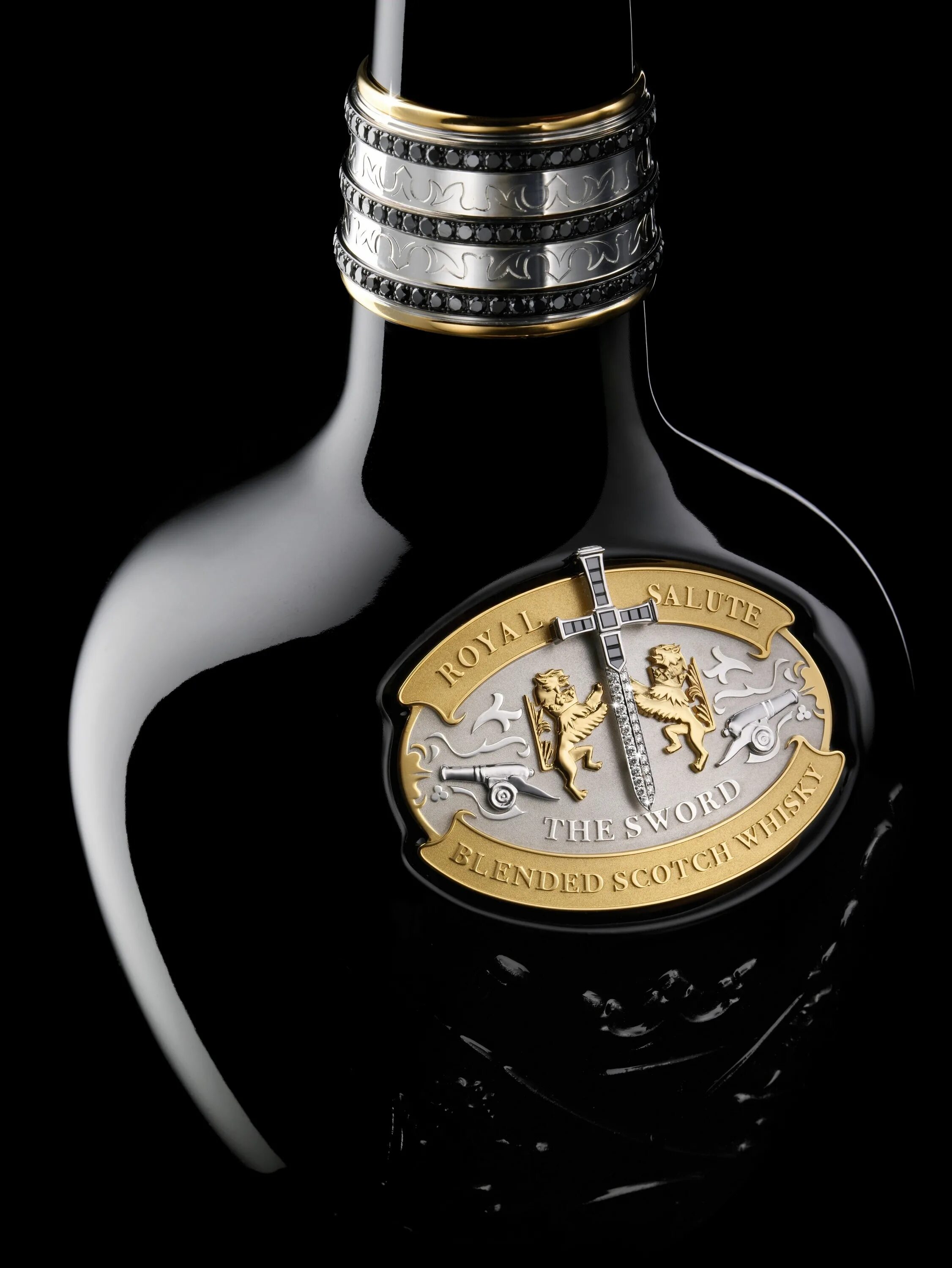 Дорогие напитки коньяк виски. Эксклюзивные напитки алкогольные. Дорогой алкоголь. Macallan 1926. Дорогие напитки.