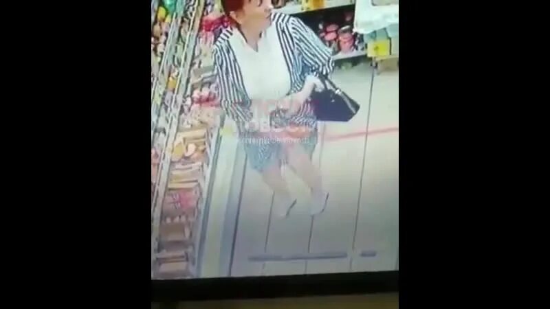 Женщина украла в магазине. Фото людей ворующих в магазинах. Девушка ворует в магазине. Девушка ворует в магазине. Женщина ворует.