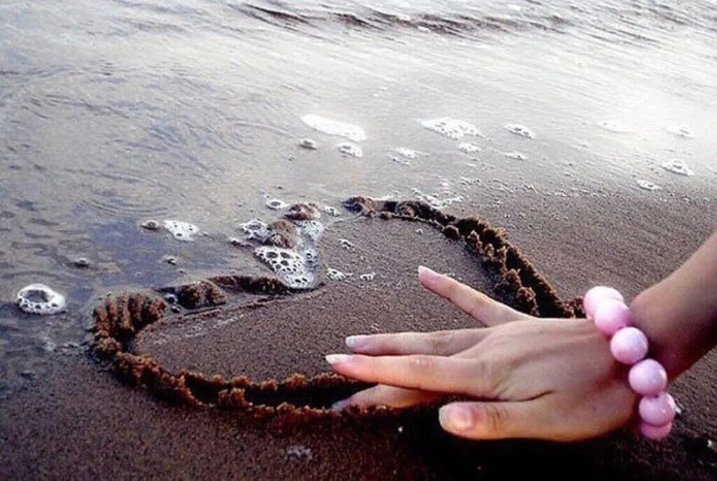 Сердечко на песке. Сердечко на песке у моря. Любовь к себе. Жизнь это чудо.