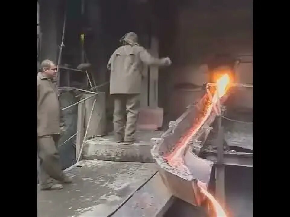 Плавка золота. Переплавленный металл смущенно улыбнулась. The molten metal is poured into the mold. Ожог расплавленным металлом. Переплавленный металл смущенно улыбнулась.