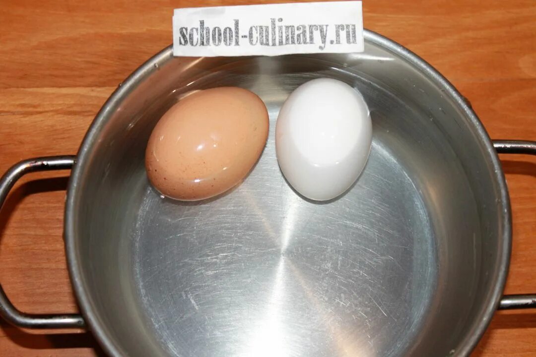 Сколько варить два яйца. Варка яиц. Варить яйца. Для варки яиц. Как варить яйца.