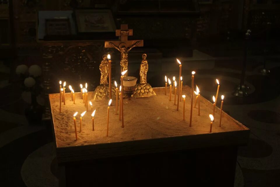 свечи на кануне. на столе поставлю свечку. на столе поставлю свечку. свечи на праздничном столе. свечи оптина пустынь.