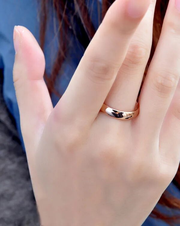 Почему стоит кольцо. Золотое кольцо на пальце. Кольцо золотое женское на пальце. Кольцо женское напальцк. Кольцо на средний палец.