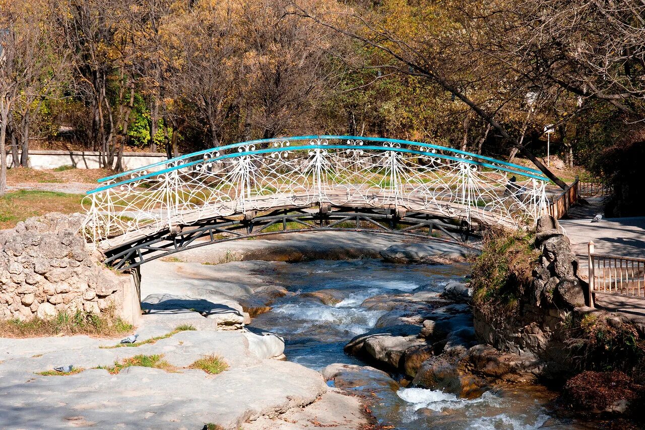 Кисловодский парк дамский каприз. Кисловодск кисловодский парк. Кисловодск парк мостик дамский каприз. Мостик дамский каприз в кисловодске. Дамский мостик.