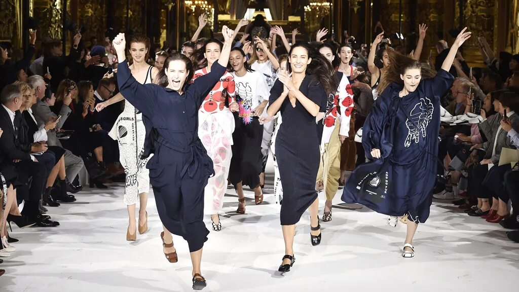 Stella mccartney показ 2023. Гости на показе мод. Неделя моды мерседес бенц. Подиум (мода). Зрители на показе мод.