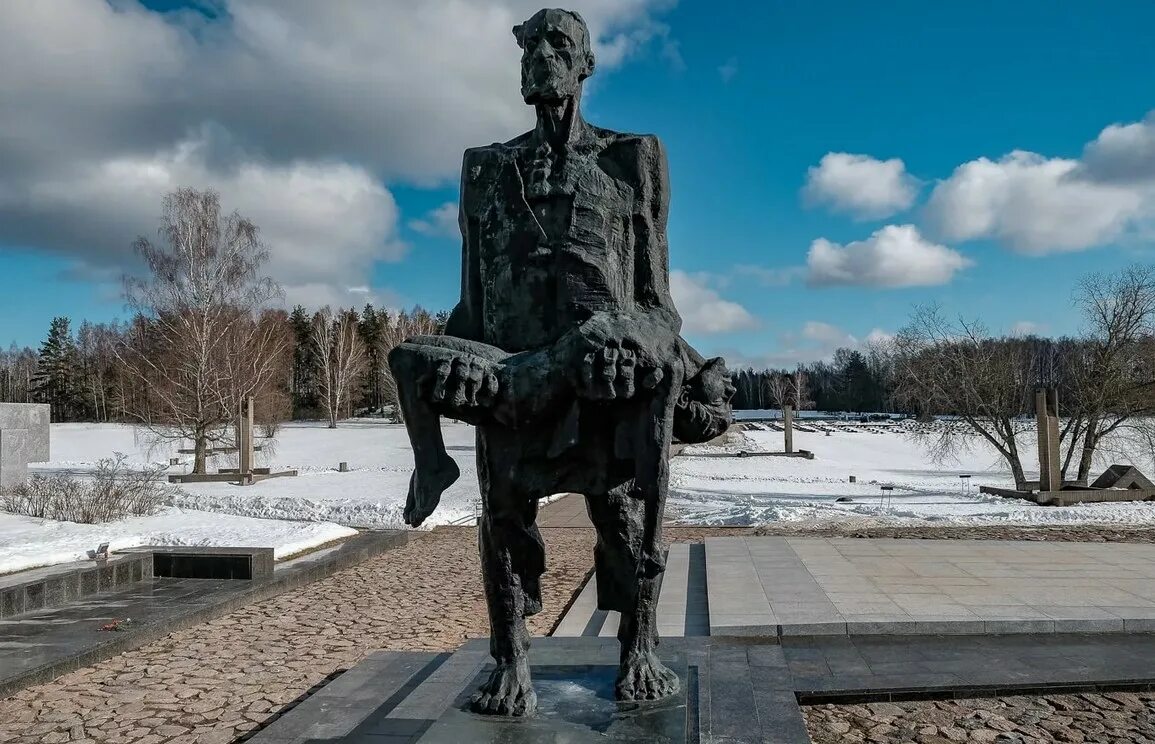 Мемориальный комплекс Хатынь Беларусь. Мемориал комплекс Хатынь. «Непокорённый человек». Мемориальный комплекс Хатынь, Белоруссия. Мемориал Хатынь в Белоруссии. Будучи человеком памятным