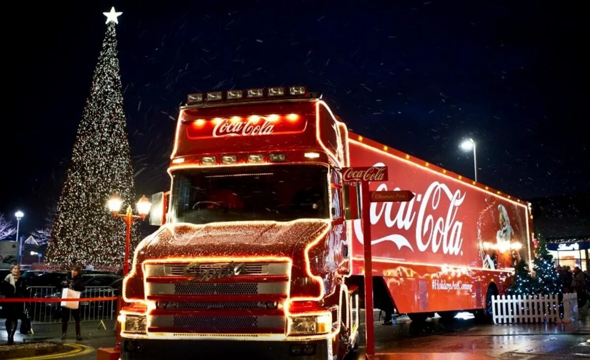 Рождественский грузовик Coca-Cola. Грузовик Кока колы 1995 год. Фуры Кока кола новый год. Новогодняя фура с Кока колой.