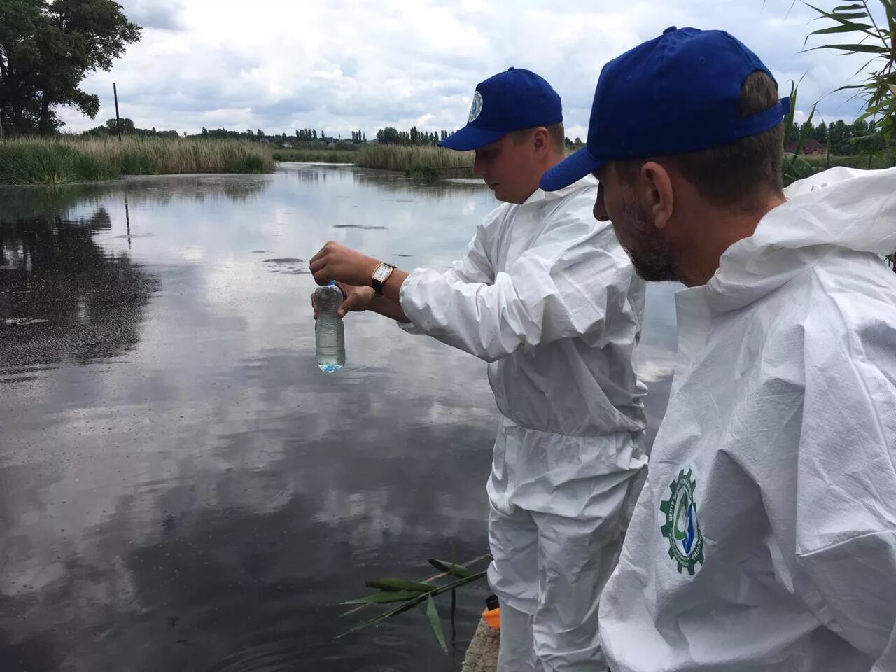 Забор проб воды. Исследование воды. Взятие проб воды. Отбор проб воды. Взятие пробы воды