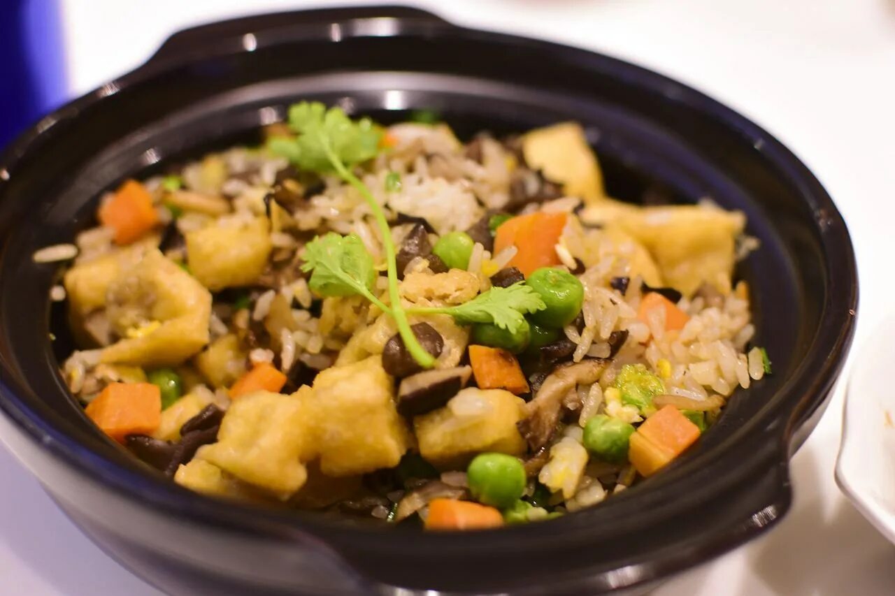 горшочек рис с овощами. плов с курицей. рис в горшочках в духовке с мясом. рис с мясом в духовке. плов с курицей в горшочке.