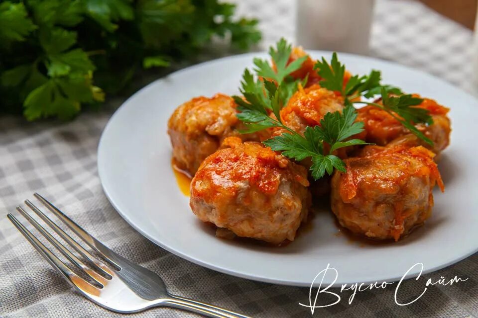 Тефтели в томатном соусе пошаговый рецепт. Тефтели в томатном соусе в кастрюле. тефтели с рисом в томатном соусе в кастрюле. тефтели с рисом с подливкой в кастрюле. тефтели с рисом с подливкой в кастрюле с томатной пастой рецепт с фото.