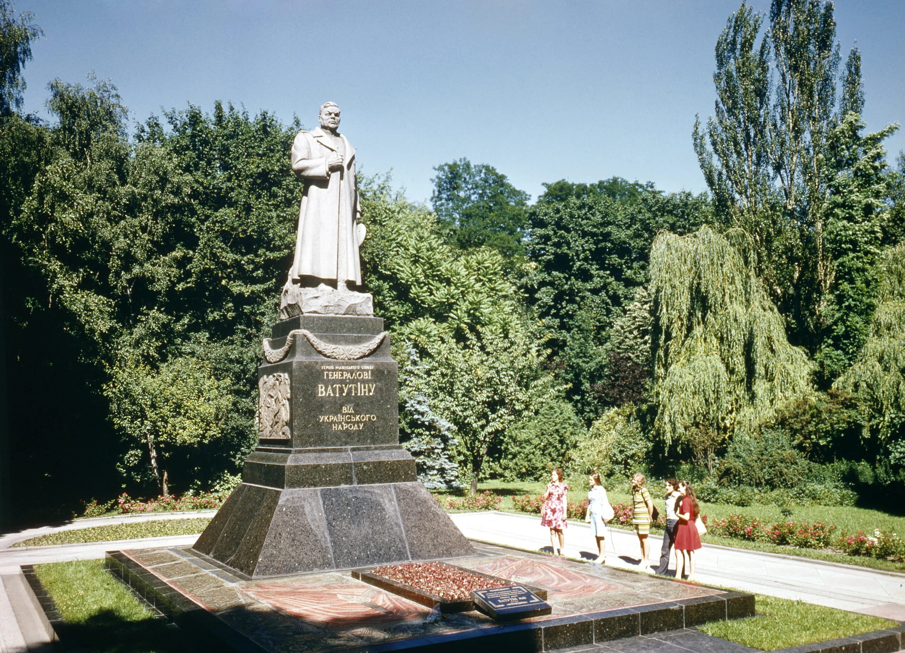 Памятник Николаю Ватутину в Киеве. Памятник Ватутину в Киеве Вучетича. Памятник Николаю Ватутину. Памятник генералу армии н.ф. Ватутину в Киеве.