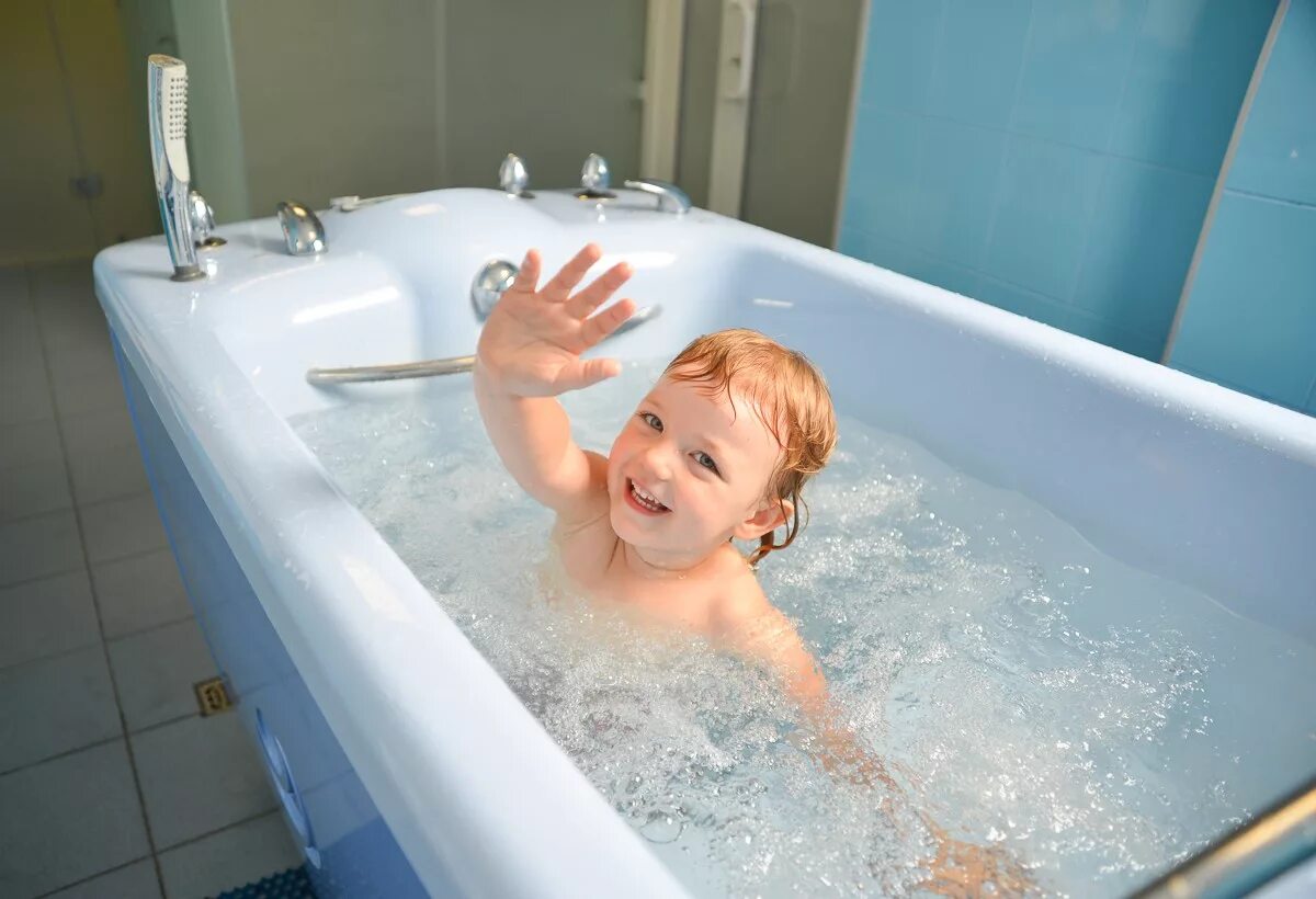 Бесплатные санатории для детей с родителями. Минеральные ванны дети. Гидротерапия для детей. Лечебные ванны. Ребенок в ванне в санатории.