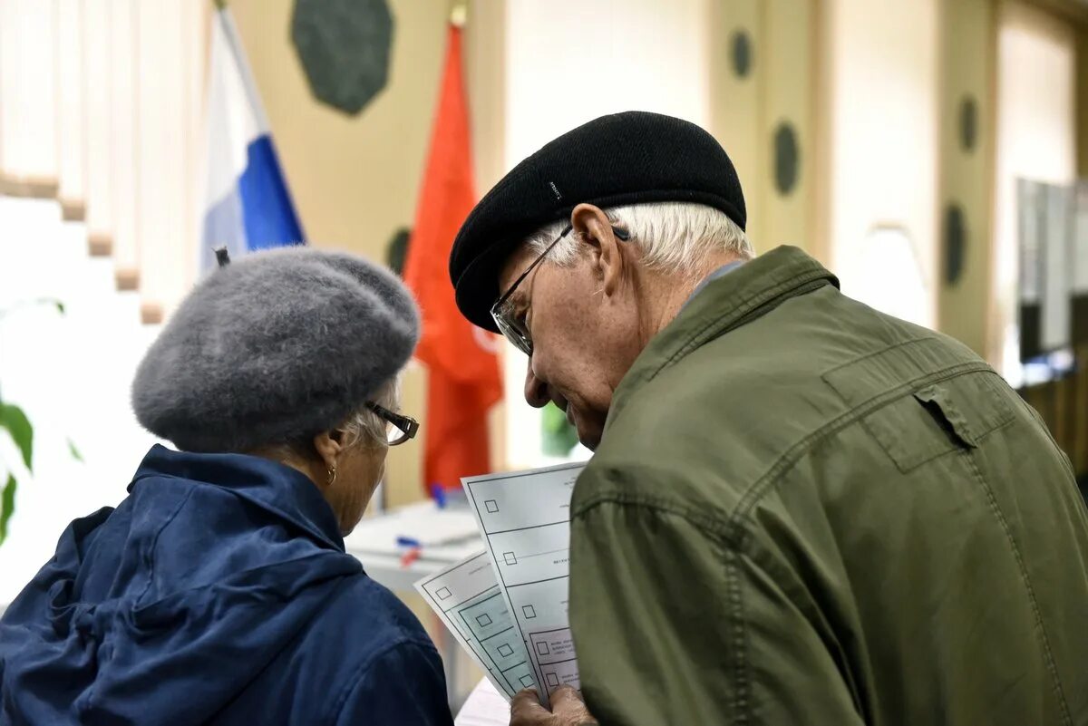 Пенсионерам к выборам президента. Старик и голосование. Выборы и старики. Старик голосует. Интересные фото с выборов.