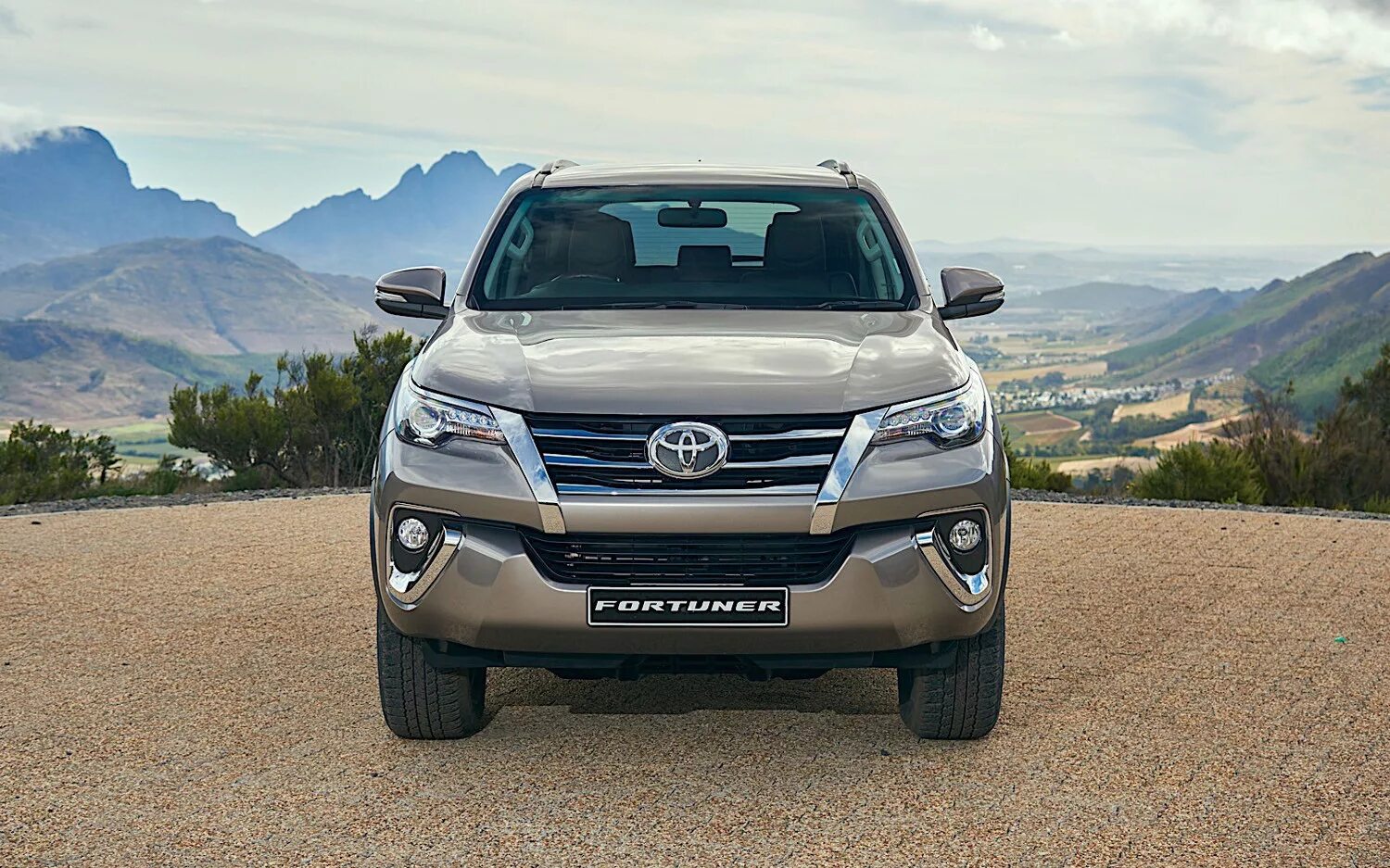 Купить новый фортунер. Toyota Fortuner 2. Fortuner Toyota 2,8. Тойота фортунер 2015-2020. Тойота фортунер 2015.