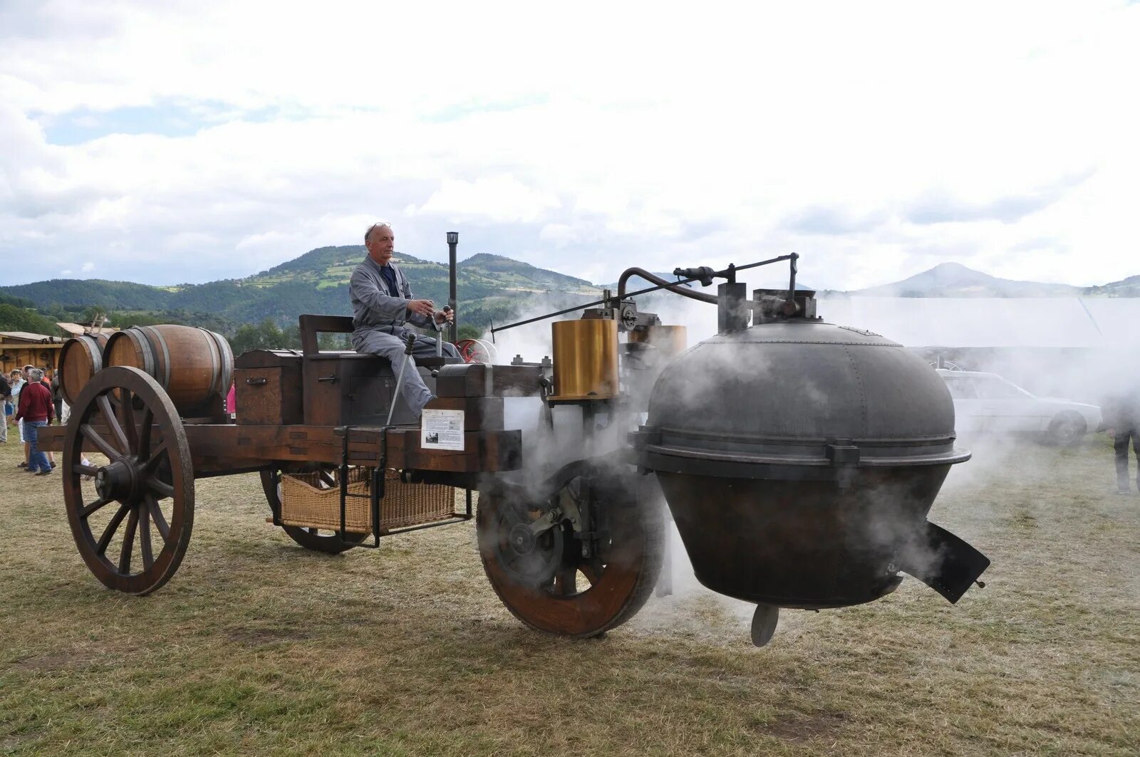 в 1769 году французский изобретатель никола жозеф кюньо. паровой автомобиль ричарда тревитика. первая в мире пара. паровой двигатель 18 века. первый паровой автомобиль 1672.