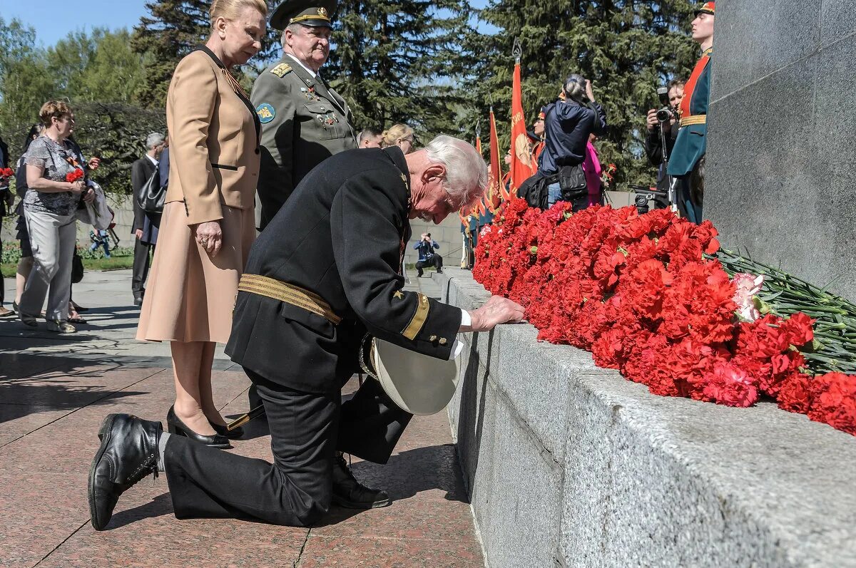 День ветерана тема. Ветеран на коленях. Ветераны возлагают цветы к Вечному огню. Памятник 9 мая. С днем Победы.