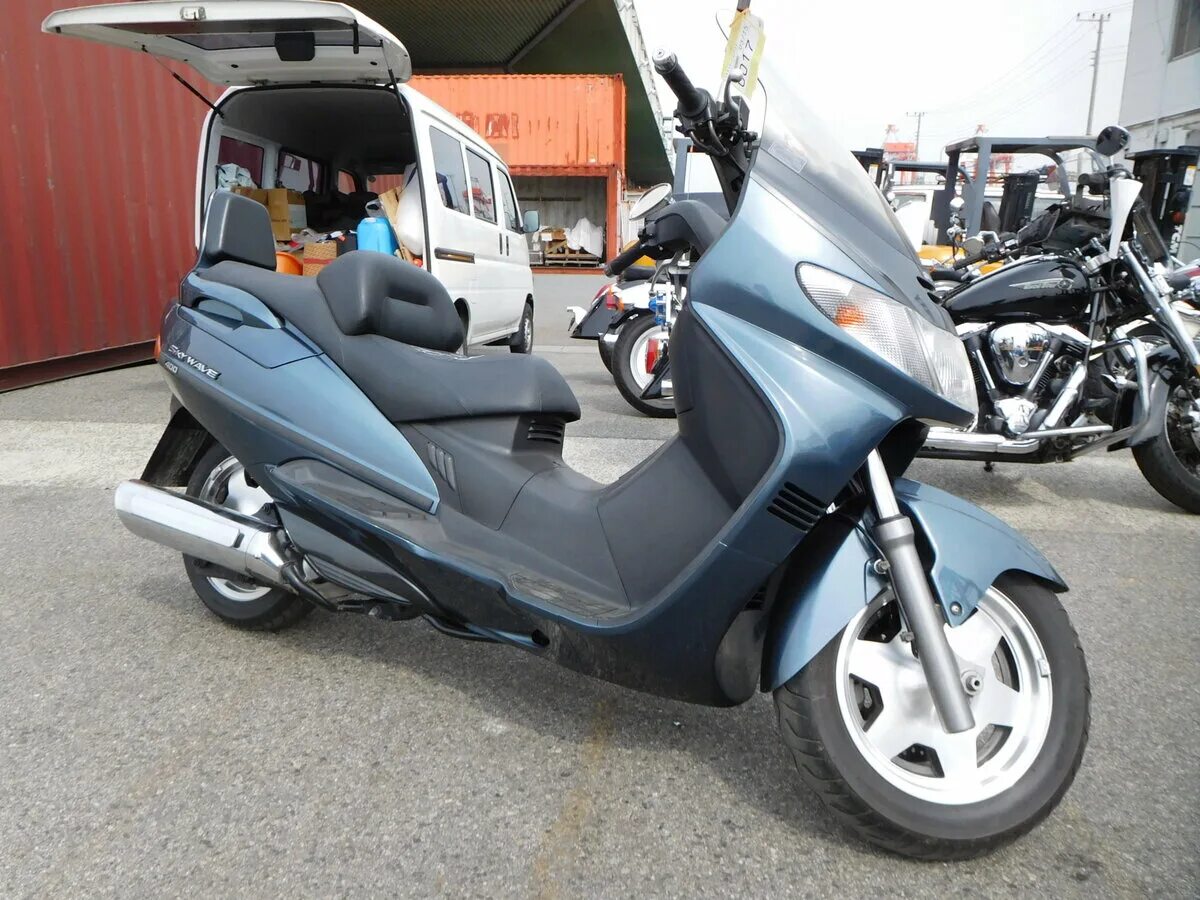 Купить скайвэй 400. Скутер Suzuki Skywave 400. Suzuki Burgman (Skywave) 400. Suzuki Burgman 400 2000. Максискутер Сузуки Скайвэй 400.