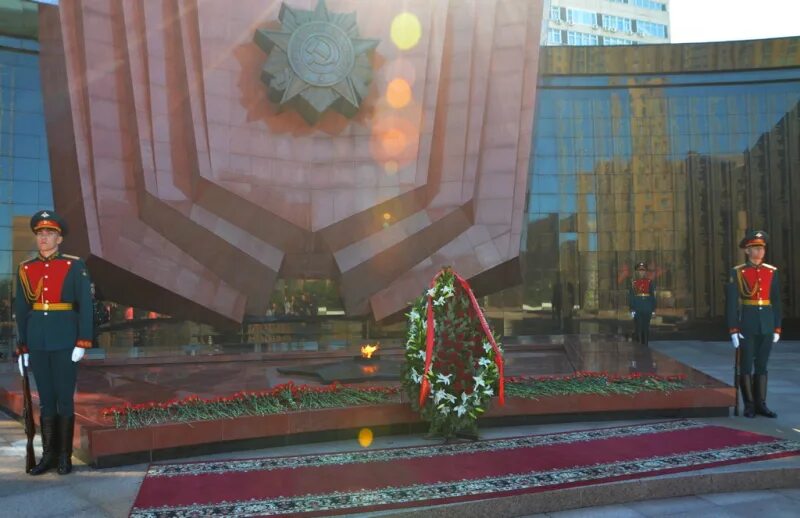 Возложение цветов хабаровск. Города воинской славы дальнего востока. Стела «город воинской славы» (хабаровск). Возложение венков 2 сентября хабаровск 2022. Памятник маршалу василевскому хабаровск.