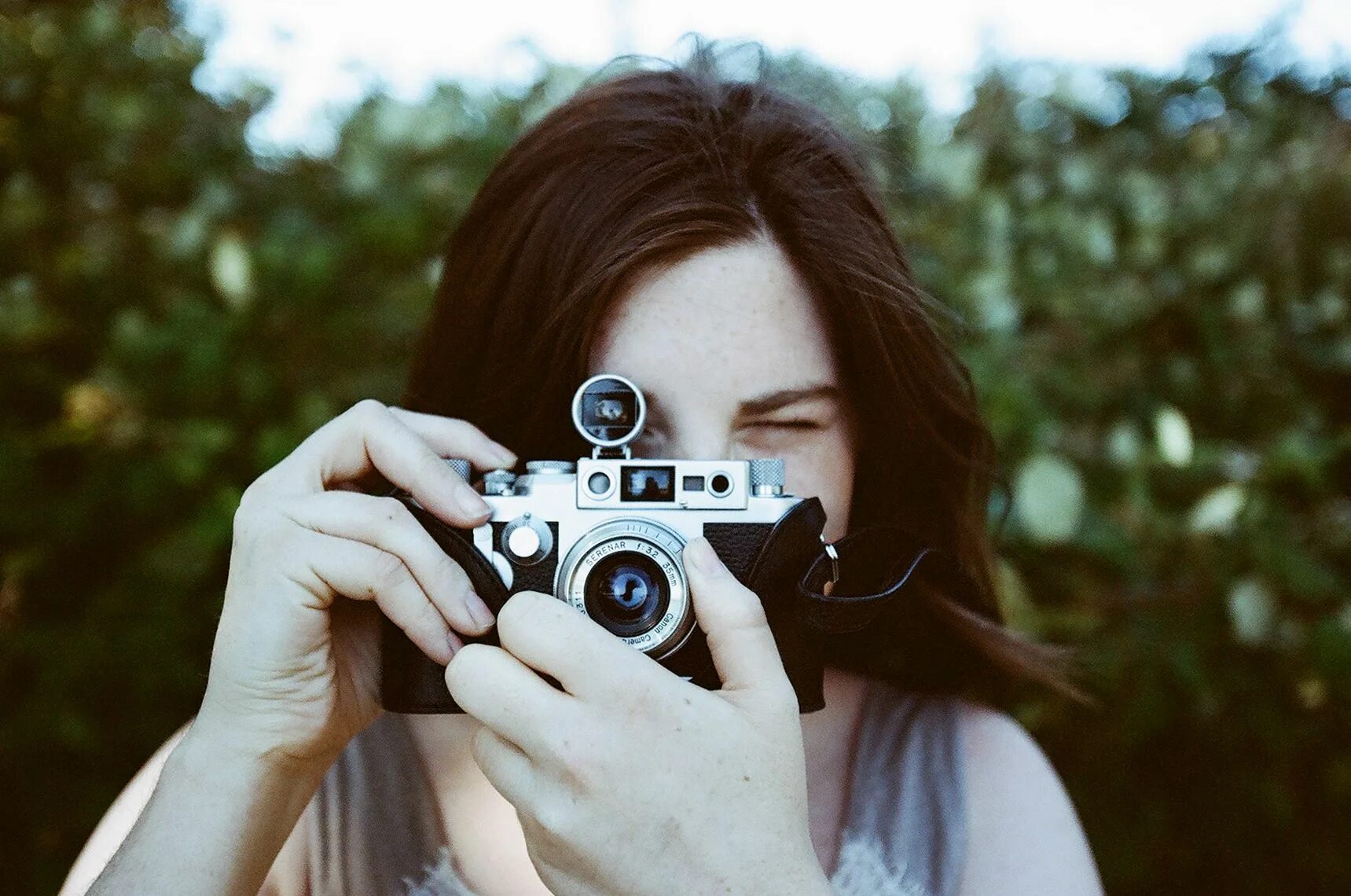 Фотографиями являются. Пленочная и цифровая фотография. Пленочная фотография для начинающих. Девушка фотографирует на пленку. Хобби пленочная фотография.