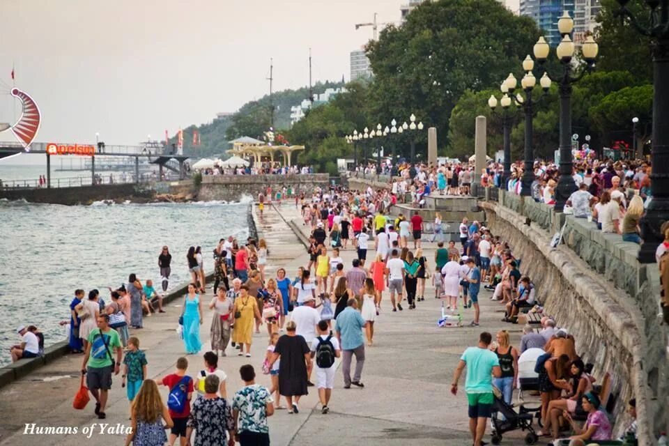 Ялта с воды. Ялта численность населения. Ялта вода в море. Море в Ялте сейчас в августе.