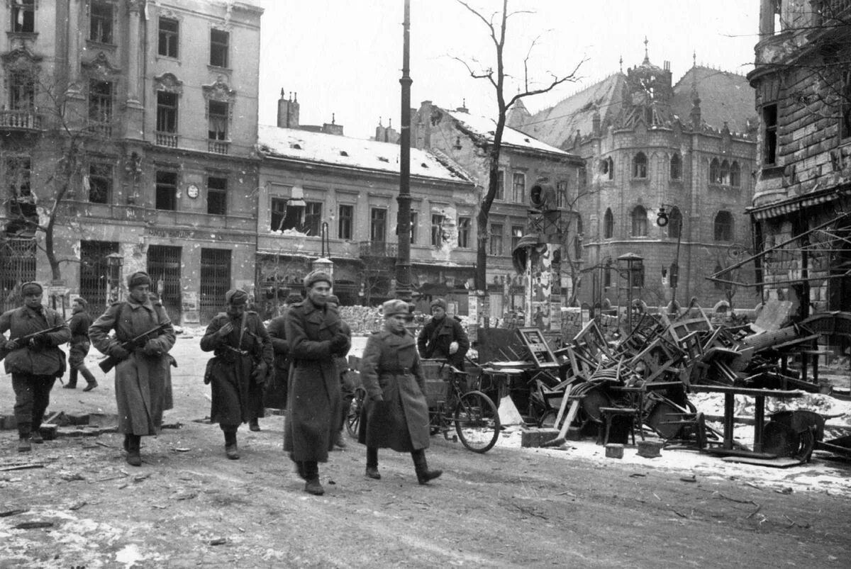 Красная армия 1944. Освобождение Венгрии 1944. Штурм Будапешта 1945. Будапештская наступательная операция советских войск.