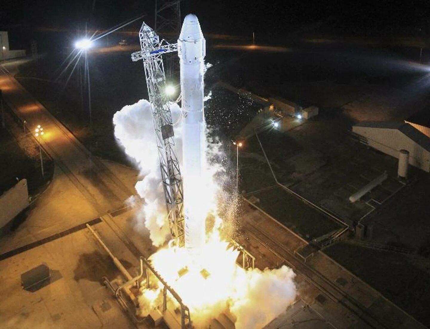На какую сторону света запускают космические. Мыс Канаверал космодром. Стартовый стол ракеты Фалькон-9. Старт ракеты Канаверал. Falcon 9 фото.