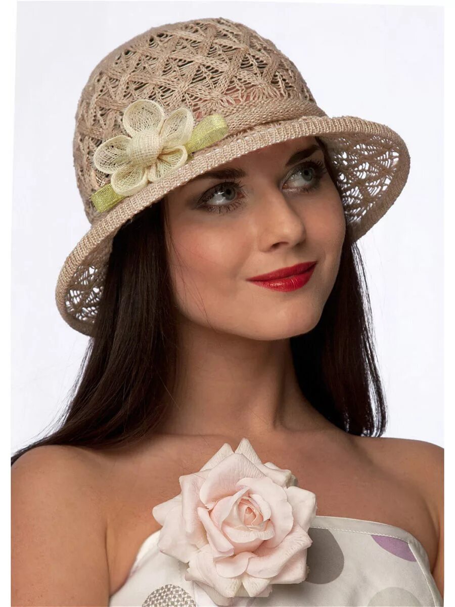 Летние головные уборы для женщин после 50. Летняя шляпа. Женщина в шляпе. Летние шляпки для женщин. Шляпа женская.