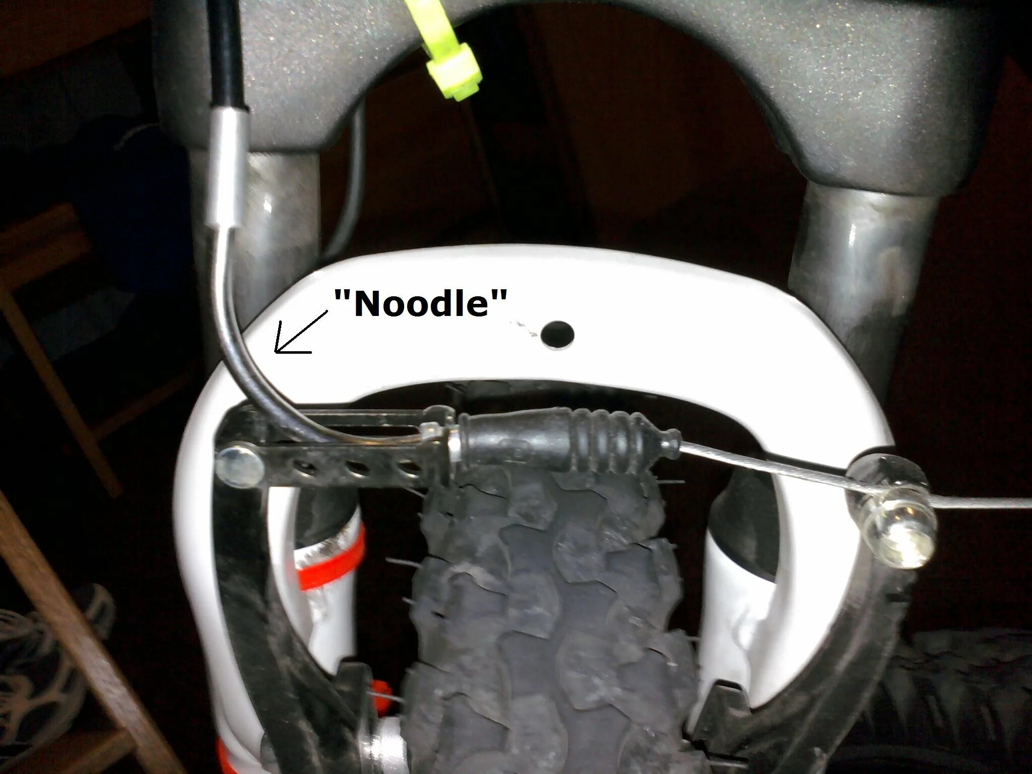 Как натянуть тормоза на велосипеде. Велосипед Noodle. Велосипед тормоза справа слева. Лапша на велосипеде. Велотормоза в шину.