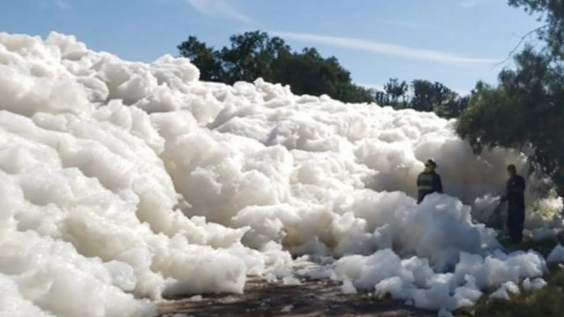 Сухая пена для ванны. Море пена. Сухая пена для ванны. Река пена. Пена в пруду.