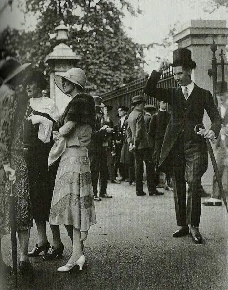 Люди 1920 х годов вопреки утопии. Мода Париж 1920-е. Англия 1920е мода. Золотые 20е Берлин. 1920е 30е Франция.