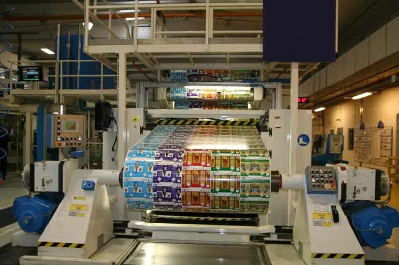 Производство пакетов. Tetra pak завод в лобне. Производство упаковки тетра пак. Производство пакетов пак. Пленочный экструдер.