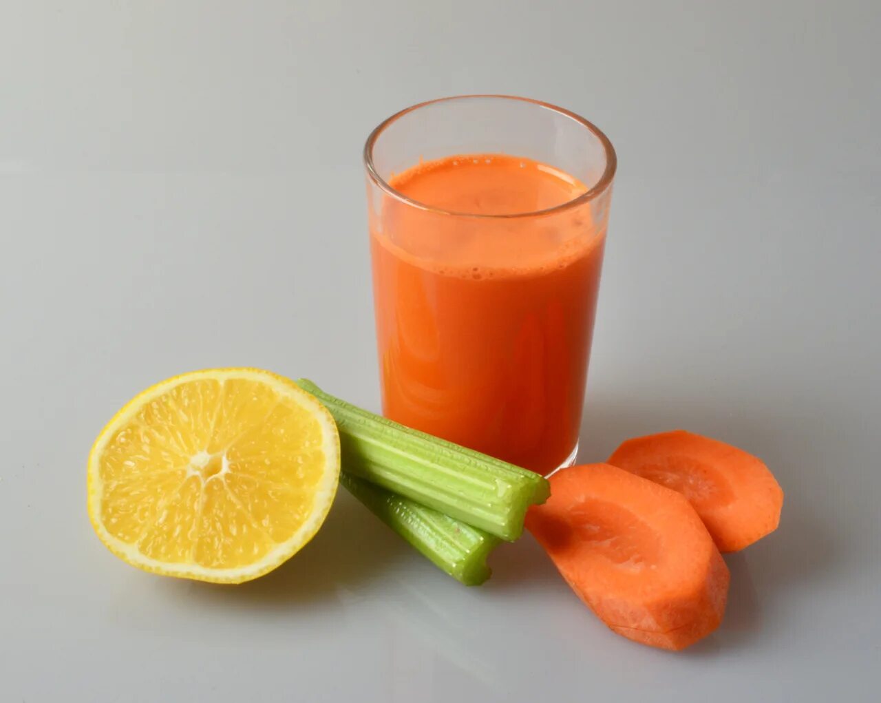 Морковно-сельдереевый Фреш. Свежевыжатый морковный сок. Морковный морс. Свежевыжатый морковный сок калорийность.