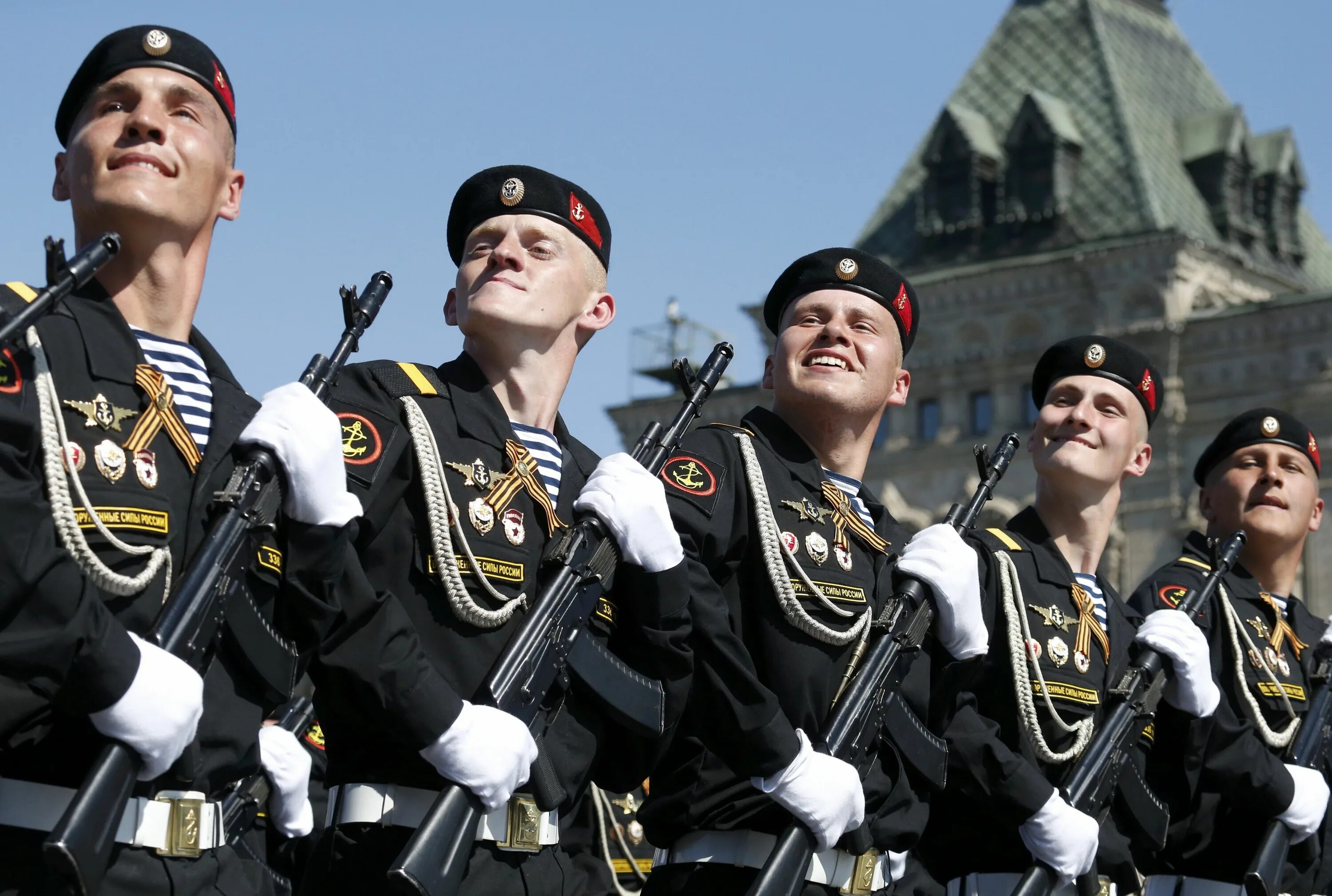 Ютуб парад. Солдаты на параде. Российский солдат на параде. Солдаты на параде Победы. Российские солдаты на параде Победы.