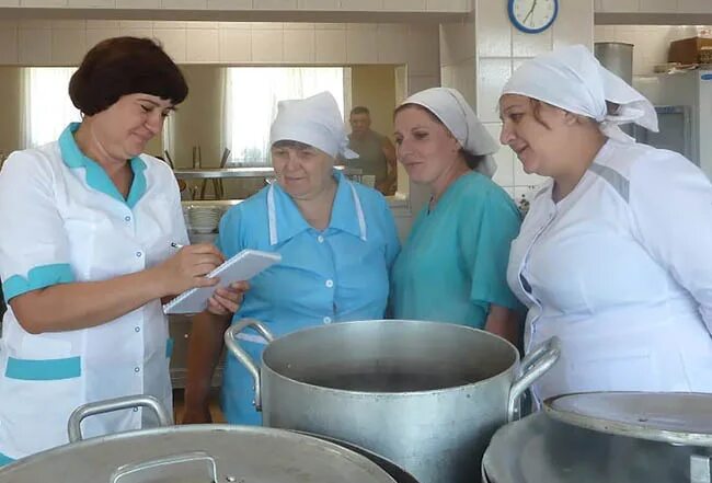 Женщина в столовой. Посудомойщицы столовой. Посудомойщица в столовой. Заведующая столовой. Посудомойщица в школу