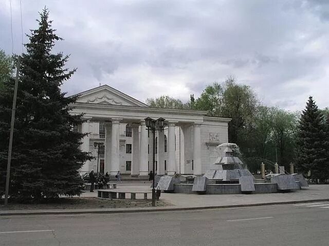 Каменск-шахтинский старый фонтан. Дк имени гагарина каменск шахтинский. Дворец культуры железнодорожников каменск шахтинский. Дк в каменске шахтинском. Дворец культуры машиностроителей каменск шахтинский.