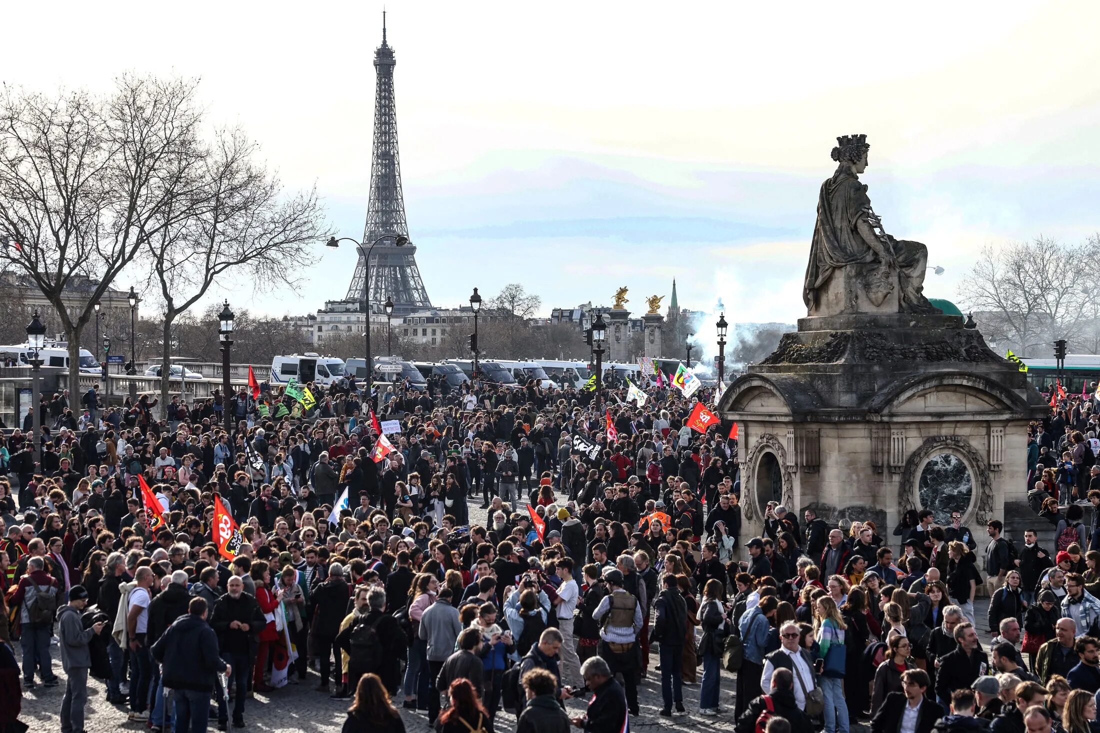 Франция люди на улицах. Протесты во Франции. Париж сейчас. Протесты в Париже.