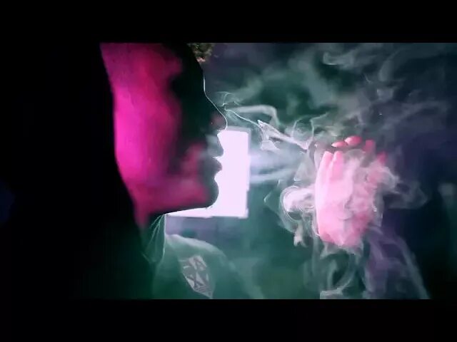Дымок песня из тик. Поцелуй с дымом. Дым изо рта. Девушка выпускает дым гиф. Gif кальяна с дымом.