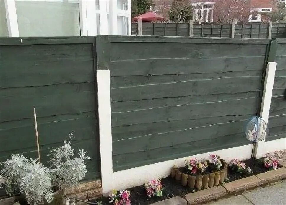 Покрашенный забор почему. Покрасить забор. Зеленая краска для заборов номер. Покраска старого деревянного забора. Покрашенный забор почему.