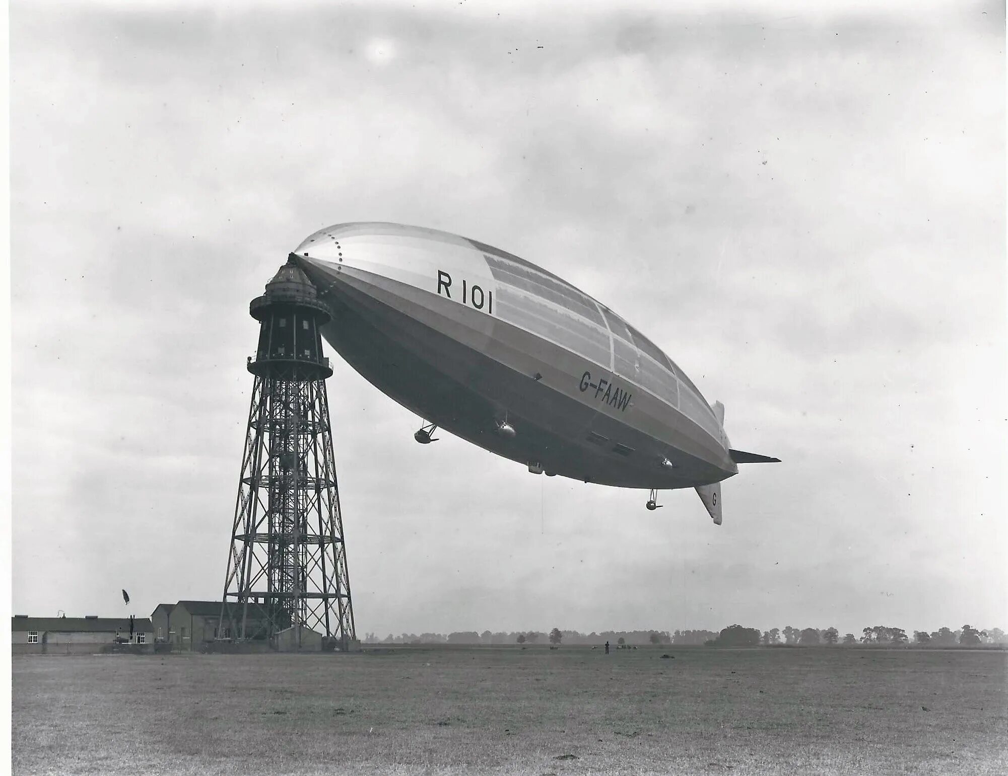 Р 101 и р 2. R101 дирижабль крушение. британский дирижабль r101. дирижабль r101 внутри. r101 дирижабль интерьер.